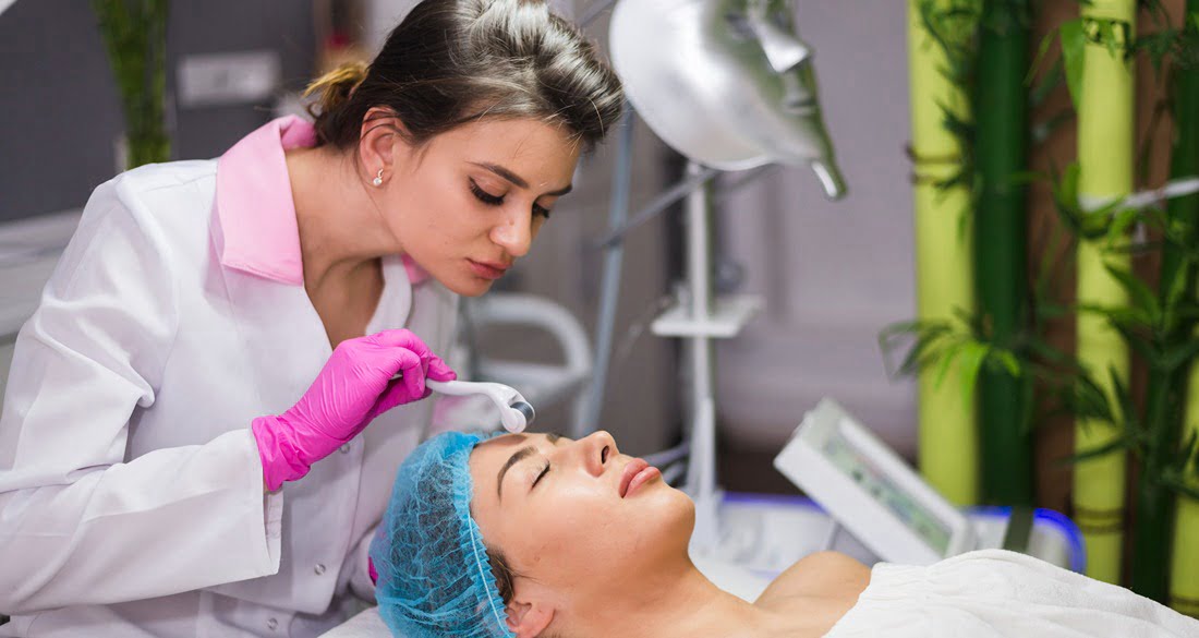 How Does Microneedling & Dermaroller Work For Acne Scars?
